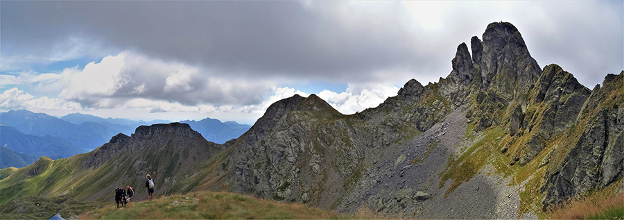 Salendo in Ponteranica centrale splendida vista sul MOnte Valletto (2372 m)